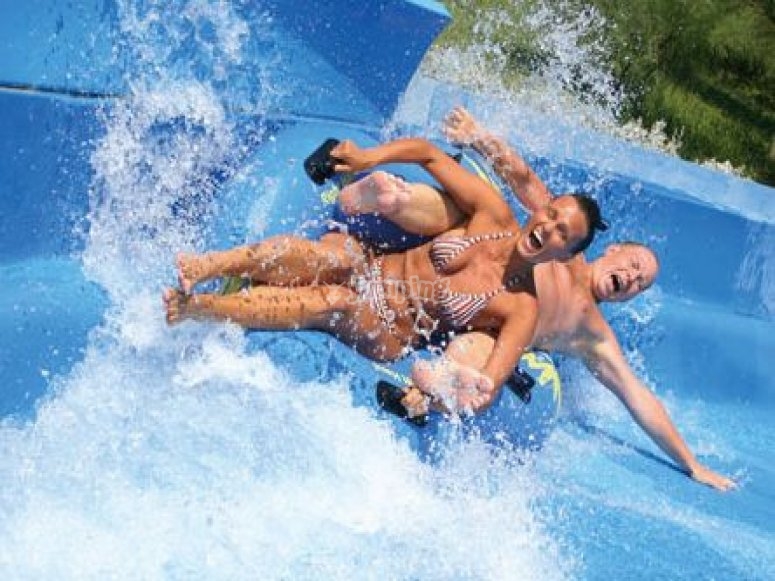 Divertimento sugli scivoli dell Acquapark